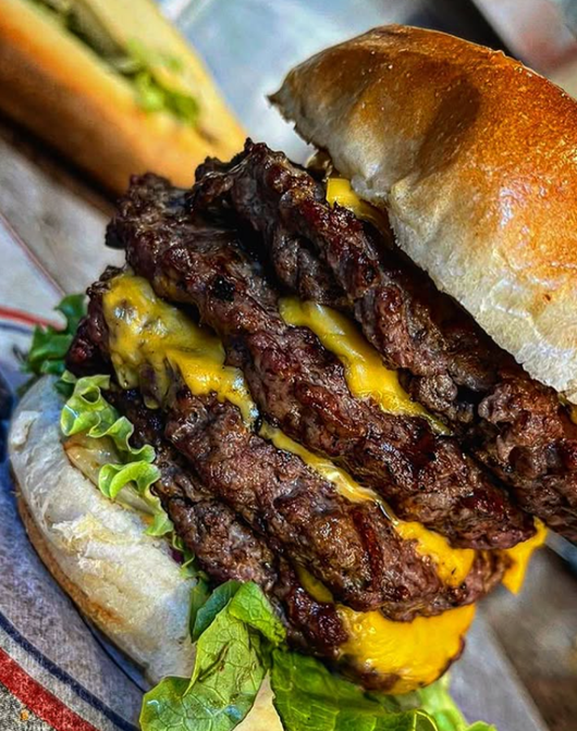 Burger grillé au feu de bois